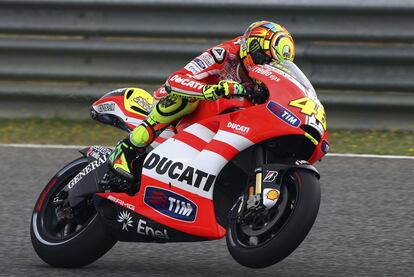 Valentino Rossi (Ducati) ha logrado el quinto mejor tiempo (a 0,5s) en la primera sesión, y el cuarto en la segunda (a 0,4s).