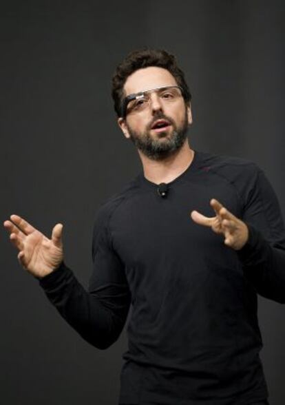 Sergey Brin, cofundador de Google, usando un prototipo de las gafas.