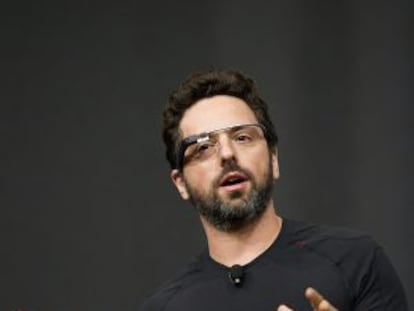 Sergey Brin, cofundador do Google, usando os óculos.