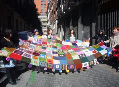 El colectivo LanaConnection teje mantas, fundas o pequeñas composiciones con las que visten la ciudad.