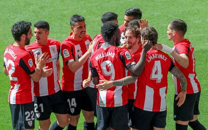 Los jugadores del Athletic felicitan a Íñigo Martínez (con el dorsal 4 a la espalda) tras marcar ante el Betis este sábado en San Mamés.