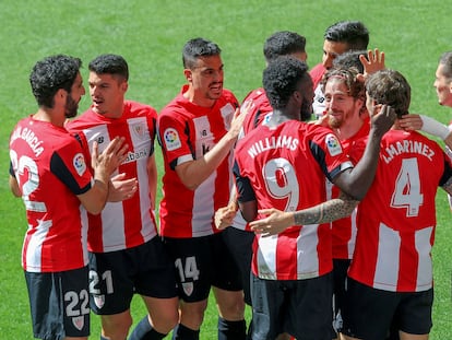 Los jugadores del Athletic felicitan a Íñigo Martínez (con el dorsal 4 a la espalda) tras marcar ante el Betis este sábado en San Mamés.