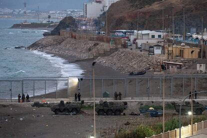 Soldados del Ejército vigilan la frontera del Tarajal que separa Ceuta de Marruecos. 