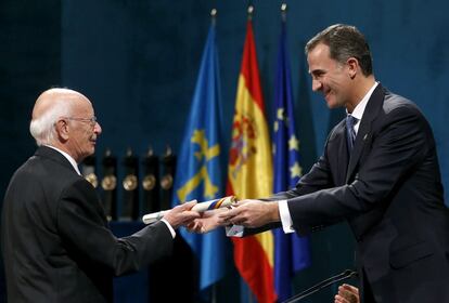 El rey Felipe VI entrega al filósofo Emilio Lledó el Premio Princesa de Asturias de Comunicación y Humanidades 2015.