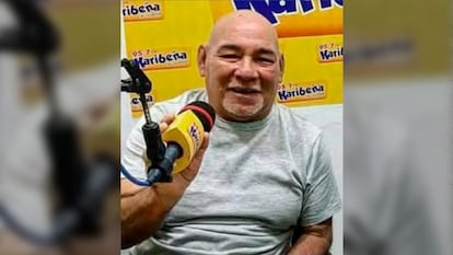 El periodista peruano Raúl Celis López durante una transmisión de su programa de radio 'Hora Zero'.