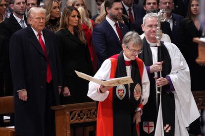 La obispa episcopalista de Washington, Mariann E. Budde, llega a un servicio religioso en la Catedral Nacional de la capital estadounidense, con el presidente de EE UU, Donald Trump, entre los asistentes. 