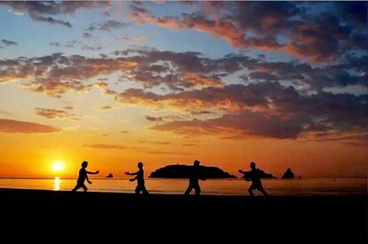 VPJ practicant aikido. Sovint ho feia a primera hora del matí a la platja, amb les Medes de fons.