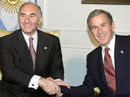 Fernando de la Rúa y George Bush, durante el encuentro que mantuvieron ayer en Nueva York.