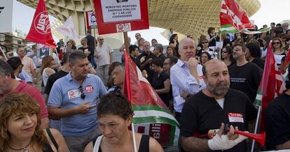 Trabajadores se manifiestan en la Plaza de la Encarnación en Sevilla.