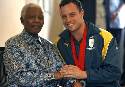 Pistorius, en una imagen de 2008 junto al líder sudafricano Nelson Mandela.