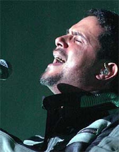 Alejandro Sanz, cantando durante el concierto del sábado en Bogotá.