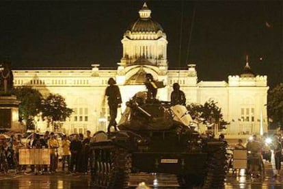 Un carro de combate mantiene su posición delante de la sede del Gobierno tras el golpe militar contra el Gobierno tailandés.