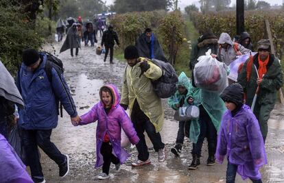 Los inviernos en centroeuropa y los Balcanes pueden ser terriblemente fríos, con temperaturas que pueden llegar a los 15 grados bajo cero. Durante el año pasado, los equipos de MSF en Serbia atendieron a varias personas que habían sufrido congelaciones graves. Un paciente perdió parte de un pie y otros sufrieron desgarros en la piel al quitarse la ropa que tenían pegada a sus heridas. En la imagen, varios adultos y menores se dirigen, bajo la lluvia y protegidos con chubasqueros, a un autobús para su traslado a la frontera serbia, cerca de la ciudad de Gevgelija, Macedonia, el 22 de octubre de 2015.