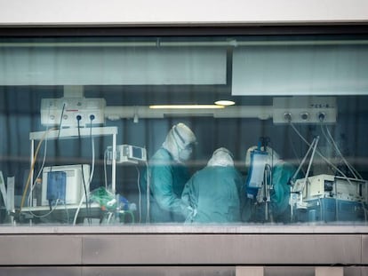 Personal sanitario trabajando en la unidad de cuidados intensivos en el hospital La Paz de Madrid.