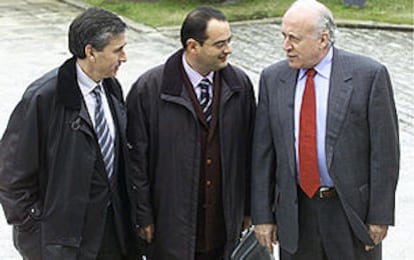 El presidente de la gestora del PSE, Ramón Jáuregui; el consejero de Interior, Javier Balza, y el presidente del PNV, Xavier Arzalluz, ayer en Vitoria.