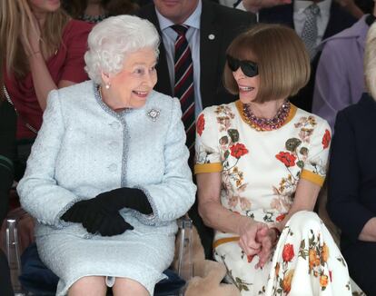 La Reina Isabel II y Anna Wintour charlan en el desfile de Richard Quinn de la semana de la moda londinense en febrero de 2018.