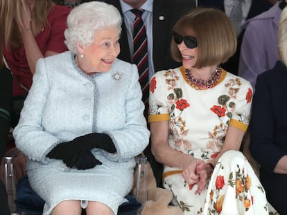 La Reina Isabel II y Anna Wintour charlan en el desfile de Richard Quinn de la semana de la moda londinense en febrero de 2018.