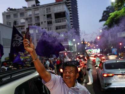 Partidarios del candidatoDaniel Noboa Azin celebran los resultados de las encuestas en Guayaquil, Ecuador