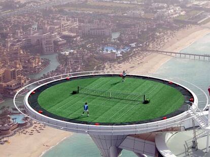 Tenis en el helipuerto de un hotel