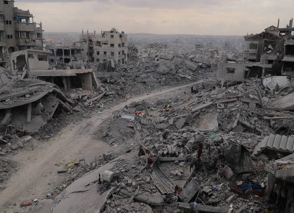 Des Palestiniens déplacés retournent dans le quartier d'Al Gabari, dans la ville de Gaza, ce samedi.