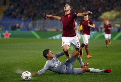 Varane derriba a Perotti.