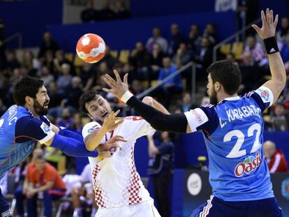 Nikola y Luka Karabatic frenan al croata Duvnjak.