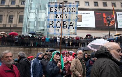 Uno de los carteles contra el sistema actual de pensiones durante el inicio de la manifestación en Madrid.