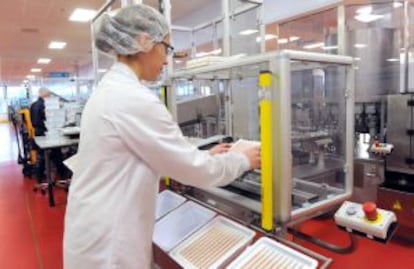Una mujer trabaja en la producción de vacunas en una planta de Glaxo.