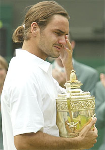 Roger Federer, emocionado, con su trofeo.