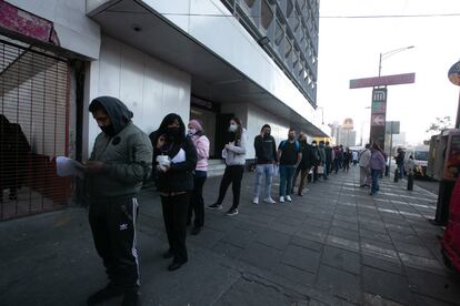 A las afueras del la estacin Salto del agua tambin se pudo observar una larga fila de personas esperando hacerse la prueba. 