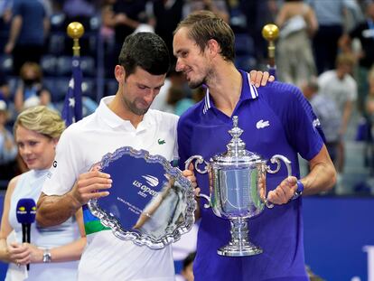 Djokovic y Medvedev posan con sus respectivos trofeos durante la ceremonia en la Arthur Ashe.