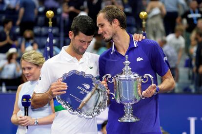 Djokovic y Medvedev posan con sus respectivos trofeos durante la ceremonia en la Arthur Ashe.