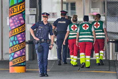 Agentes de policía y personal sanitario en la entrada de la escuela donde se produjo el tiroteo en Graz, este miércoles.