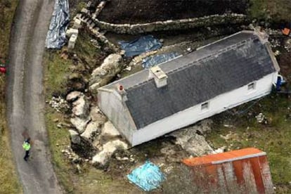 Vista aérea de la vivienda del antiguo dirigente del Sinn Fein Denis Donaldson, en la que fue hallado muerto.