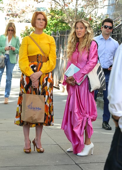 Las actrices Cynthia Nixon y Sarah Jessica Parker demostrando que en esta serie todo está permitido en cuestión de color.