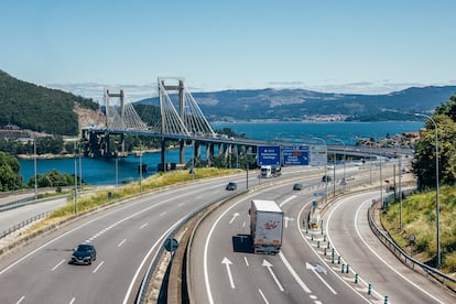 Autopista AP-9 en el tramo de entrada a Vigo, con el puente de Rande al fondo.