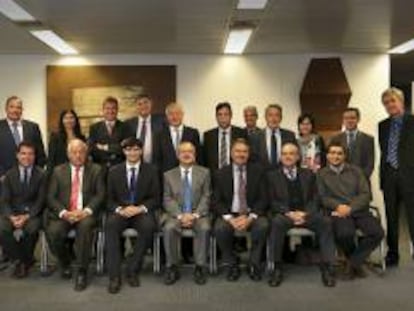 Fotografía facilitada por la dirección territorial Caixabank de Castilla y León y Asturias del vicepresidente y consejero delegado de la entidad, Juan María Nin (c-sentado) junto al recién renovado Comité Consultivo de Accionistas del banco.