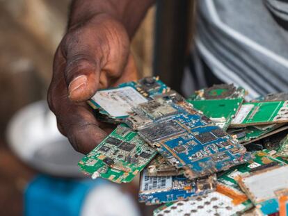 Circuitos electrónicos usados, en Agbogbloshie, Ghana.