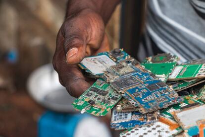 Circuitos electrónicos usados, en Agbogbloshie, Ghana.