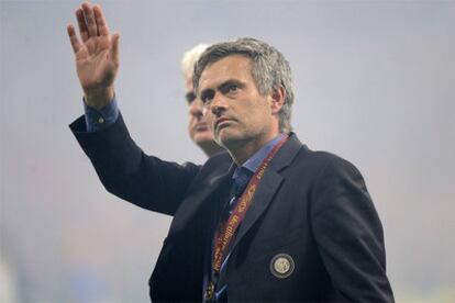 Mourinho saluda a los hinchas del Inter tras el triunfo en la final de la Liga de Campeones en el Bernabéu.