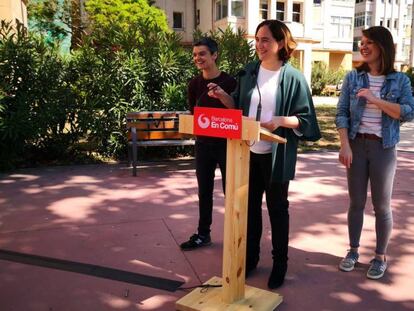 De izquierda a derecha: Lucía Martín, Ada Colau y Janet Sanz este sábado en Poblenou, Barcelona.