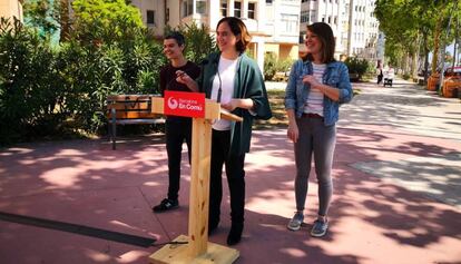 De izquierda a derecha: Lucía Martín, Ada Colau y Janet Sanz este sábado en Poblenou, Barcelona.
