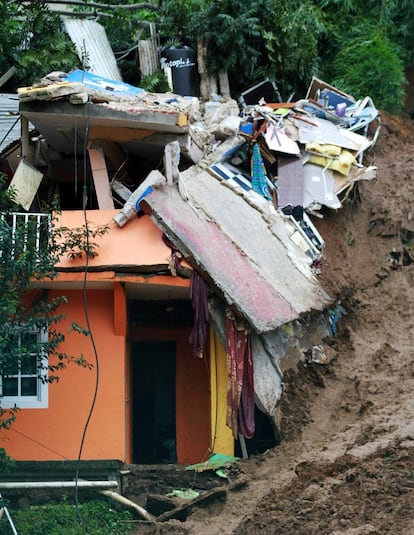 Una vivienda dañada por un deslave causado por la tormenta tropical Earl, en el Estado de Veracruz, ubicado en el Golfo de México. Según las autoridades estatales, 10 personas han muerto hasta este domingo 7 de agosto a consecuencia del paso de esta tormenta. 