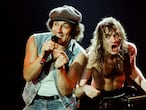 Brian Johnson y Angus Young en un concierto de AC/DC en Londres en 1986.