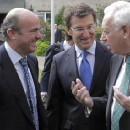 El ministro de Economía, Luis de Guindos; el presidente de la Xunta, Alberto Núñez Feijóo, y el ministro de Exteriores, José Manuel García Margallo.