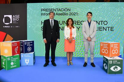 José María Blasco Ruiz, Director de Infraestructuras, Sanidad y TIC del ICEX;  Ana Polanco, presidenta de AseBio; y Ion Arocena, director general de AseBio (de izquierda a derecha).