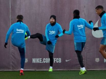 Un Real Madrid en racha, personalizado en el buen momento de Vinicius y Benzema, visita el Camp Nou (21.00) en un torneo dominado por el Barcelona de Messi, convocado y duda hasta última hora