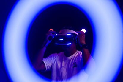 Un hombre juega con la ayuda de unas gafas de realidad virtual de Sony en la convención anual Ani-Com en Hong Kong.