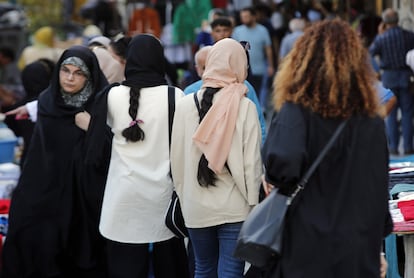 Mujeres iraníes, algunas sin el velo obligatorio, caminaban el 13 de septiembre de 2023 por una calle de Teherán.