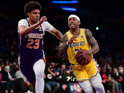 Isaiah Thomas, de los Laker, penetra a canasta pese a la oposición de Cameron Jordan, jugador de Phoenix Suns en el partido que disputaron el 21 de diciembre.